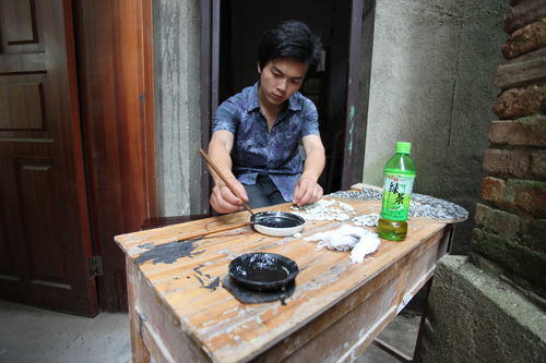 <p>Video stills from the documentary of making <em>Sunflower Seeds</em>, 2010 that is part of the exhibition. Photocredit: Ai Weiwei Studio. © Ai Weiwei.