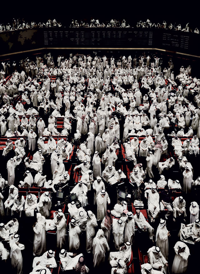Andreas Gursky. Kuwait Stock Exchange I, 2007. Chromogenic colour print. Courtesy of the artist and Sprüth Magers, Berlin and London. © Andreas Gursky / 2017 / Artists Rights Society (ARS), New York, Courtesy Sprüth Magers .