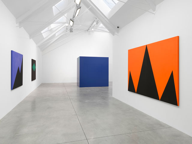 Carmen Herrera, installation view, Lisson Gallery, London, 24 November – 13 January 2018. Courtesy Lisson Gallery.
