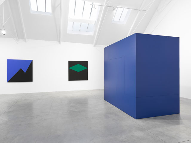 Carmen Herrera. Right: Pavanne, 1967/2017. 274.3 x 274.3 x 182.9 cm (108 x 108 x 72 in). Installation view, Lisson Gallery, London, 24 November – 13 January 2018. Courtesy Lisson Gallery.