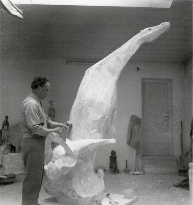 Marino Marini working on Miracle, 1955. Fondazione Marini Marini.