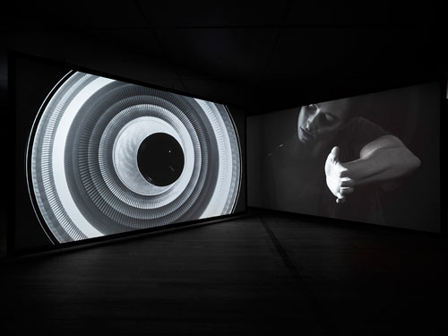 Gail Pickering. Near Real Time, 2014. Installation view (2). Three-channel video installation, sync sound, colour and
black & white, infinite loop. Courtesy of the artist and BALTIC. © Gail Pickering. Photograph: John McKenzie.